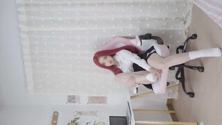 카메라 감독에게 손가락 쑤심당하는 레드헤어 유튜버