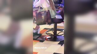 우와!! 실화임.. 카지노에서 오줌 싸는 급한년 ㅋㅋ