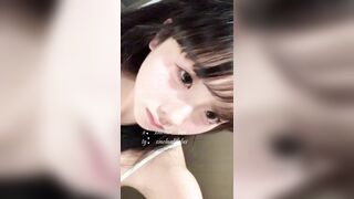 가슴 보여주는 귀여운 여자