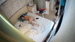 【ハッキングされたカメラ】性欲が非常に強い若い女性が長時間にわたって頻繁に自慰行為を行う。 ipcam 17-200426