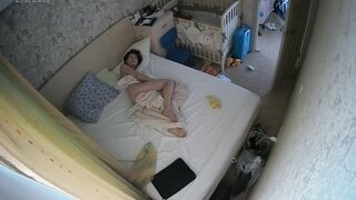 【ハッキングされたカメラ】性欲が非常に強い若い女性が長時間にわたって頻繁に自慰行為を行う。 ipcam 21-200426