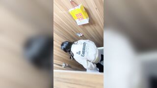 最新の流出トイレカメラ映像には、オフィスビルの女性用トイレに忍び込むマスターが映っている❤️ 黒い革靴、毛皮のコート、眼鏡をかけた女の子をフ toilet 01-200426