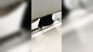 【独占先行公開】オフの素顔＆トイレ自撮り（Vol.4） toilet 3 03-210426
