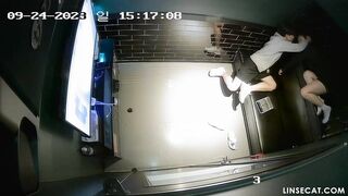 (한국야동) 노래방에서 대놓고 꼬추빠는 미친커플 korean porn vip