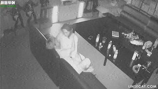 [신작] 술집 주인과 그의 여자 친구가 성관계를 맺고 있었다. 그녀는 어두울 때는 섹시한 모습을 드러냈지만, 불이 켜진 아래에서는 korean porn vip ipcam