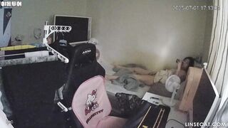 [신작] 한 여성이 두 남자가 한 여자와 성관계를 하는 포르노 영상을 보면서 자위하는 것을 즐긴다. 한 남자는 자위하다가 여자친구에게 korean porn vip ipcam