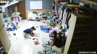 [신작] 바 호스티스들이 쉬는 라운지. 그녀가 바닥에 무릎 꿇고 닦고 있는 모습을 보니, 바지를 내리고 거칠게 관계를 맺고 싶은 충동이 korean porn vip ipcam