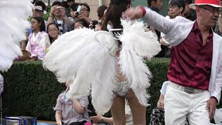 おっぱいの3 4がブラから飛び出してしまった巨乳ダンサー しかも表情が可愛いらしい voyeur jp