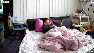 침입한 가정 감시 카메라[IP CAMERA] 한국 여성 2명이 자위행위를 하고, 한 명은 손으로 클리토리스를 빠르게 문지르고, 다른 한 명은 korean porn vip ipcam