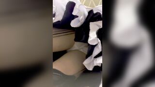 人気のある女子大学生が買い物に出かける。彼女はスタイルも容姿も抜群だが、白いシームレスの下着は下着では隠しきれていない。 upskirt 2