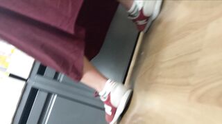 スマホで逆さ撮り 83 幼い小動物系女子 ロンスカ内撮られて生足生パンツ晒し 素人撮影 voyeur jp