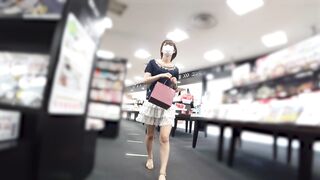 スカートの中の秘密 妹キャラ女子大生の無自覚パンチラ誘惑 voyeur jp