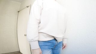 ワンコイン人妻パンチラ 自転車をガチの立ち漕ぎして八百屋の朝市に向かうパートレジ打ちおばさん voyeur jp