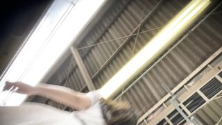 光量バッチリ ピンクのミニワンピに白サテンパンティーの女の子 voyeur jp