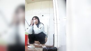 6月の最新リーク ❤️ プレミアム・レストルーム映像：大学のトイレをパノラマ撮影した際、ミニスカートとシアーなストッキングを身につけ toilet 05-040726