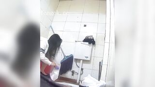 6月の最新リーク ❤️ プレミアム・レストルーム映像：大学のトイレをパノラマ撮影した際、ミニスカートとシアーなストッキングを身につけ toilet 12-040726