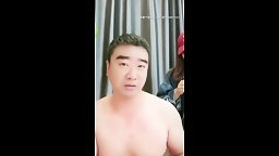 在 校 學 生 妹 酒 店 開 房 無 套 內 射 粉 穴 清 純 外 表 下 這 麽 淫 蕩(Webcam)